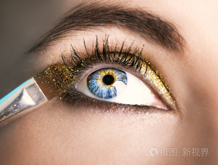 美丽的眼睛闪闪发亮的化妆.节日妆详细