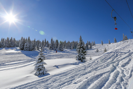 滑雪者在滑雪缆车上可爱的阳光灿烂的日子在喀尔巴阡山脉上