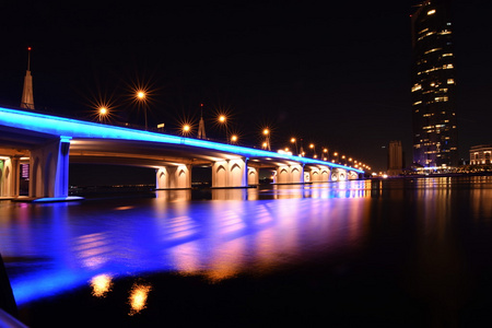 商业湾大桥和步行在晚上与长时间曝光，迪拜，阿联酋