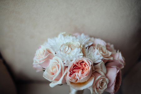 美丽的白色婚礼花束与圆环