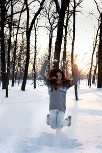 年轻漂亮的女人 女孩 玩雪在暖和的衣服微笑在公园里