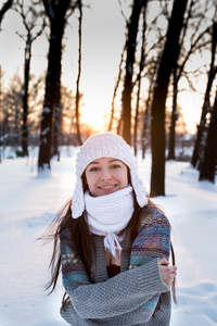 年轻漂亮的女人 女孩 玩雪在暖和的衣服微笑在公园里