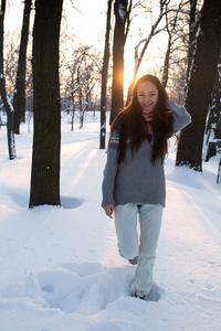 年轻漂亮的女人 女孩 玩雪在暖和的衣服微笑在公园里