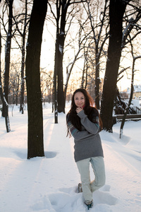 年轻漂亮的女人 女孩 玩雪在暖和的衣服微笑在公园里