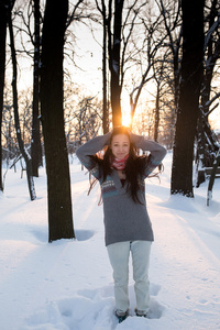 年轻漂亮的女人 女孩 玩雪在暖和的衣服微笑在公园里