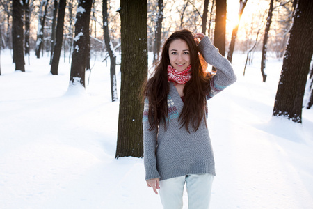 年轻漂亮的女人 女孩 玩雪在暖和的衣服微笑在公园里