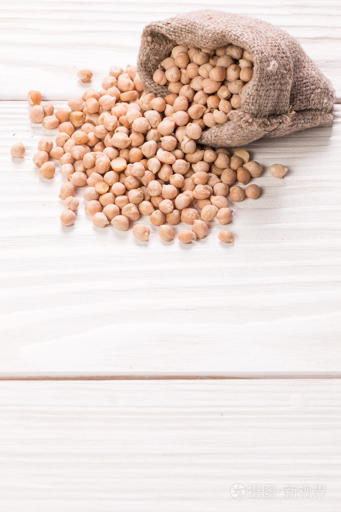 鹰嘴豆在质朴的背景下，健康食品的概念