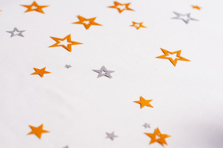 白色桌布上的装饰星