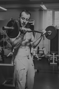 重量在健身房锻炼的肌肉男。人做练习