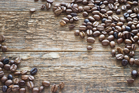黑暗的木制背景上的咖啡豆