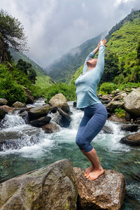 Sorty 适合做瑜伽体式在瀑布的女人