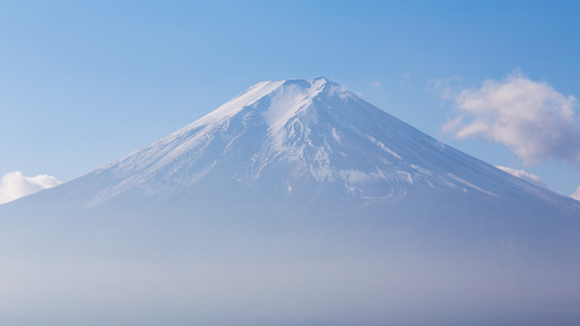 顶部的富士山与美丽的蓝色天空照片