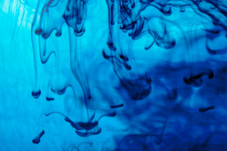 使抽象形式的水中的蓝色液体