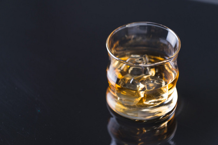威士忌加冰在玻璃桌
