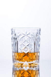 威士忌加冰在玻璃桌