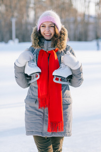 在雪中手持的滑冰冬季女人