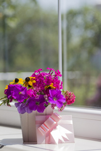靠窗的春天粉红色的花组成和粉红色 giftcard