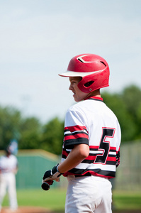 青年棒球男孩到蝙蝠