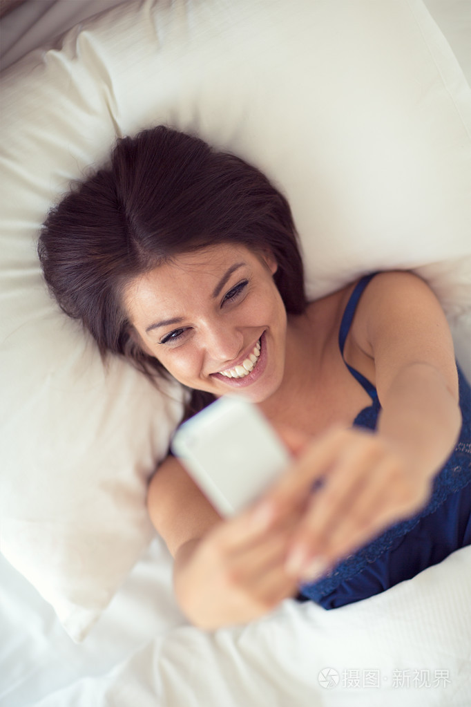 顶视图的早上躺在床上的自拍照