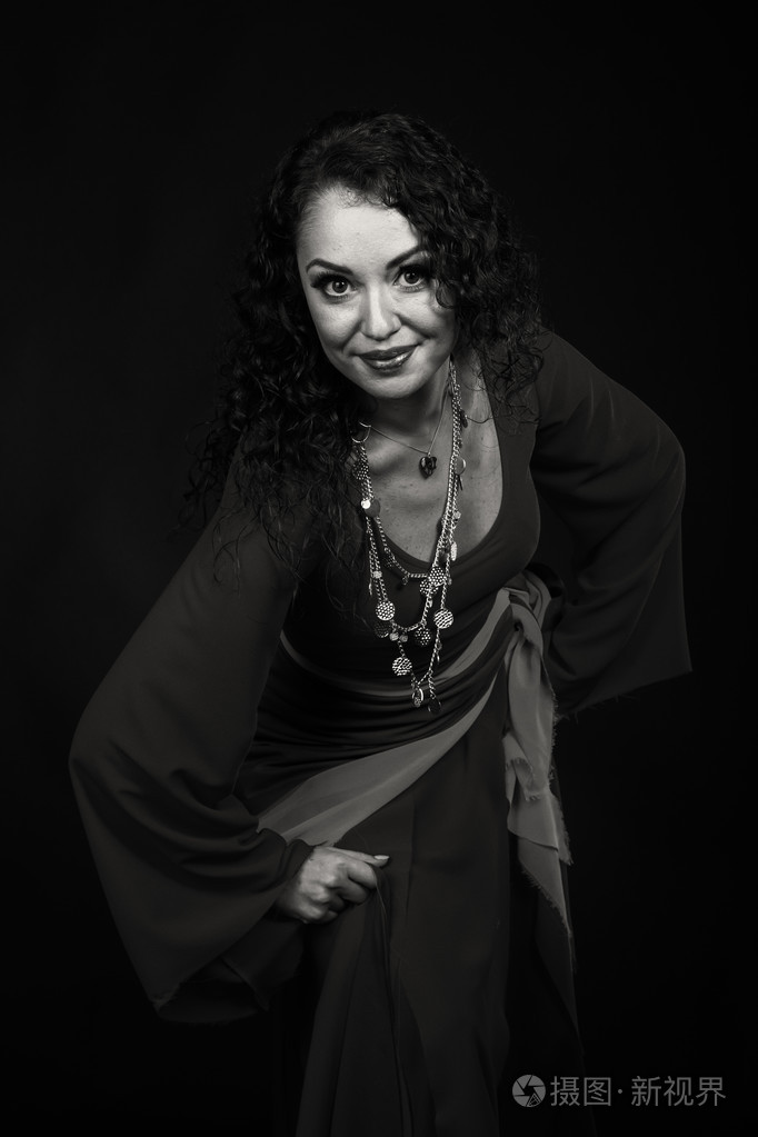 吉普赛人衣服的黑发女郎.传统吉普赛妇女的配件和服装.