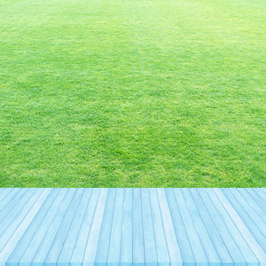 新鲜的春绿色木地板蓝色蜡笔颜色透视照片