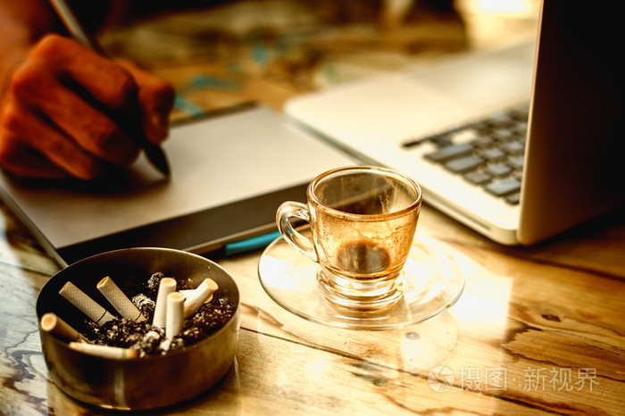 平面设计师在工作期间喝咖啡