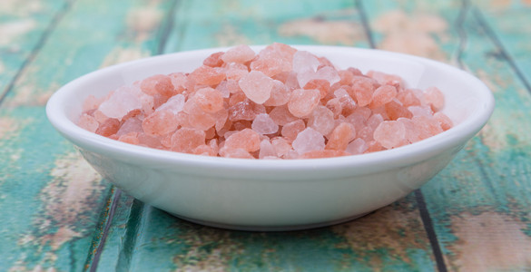 喜马拉雅山岩盐喜马拉雅山岩盐白色碗在木制背景上照片