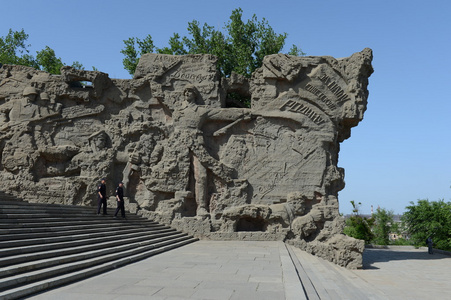在纪念碑合奏的墙壁废墟上的浅浮雕向英雄的斯大林格勒保卫战Mamaev 库尔干在伏尔加格勒