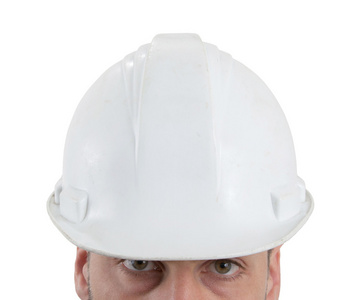 工程师与白色背景上的安全帽