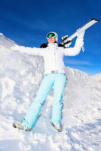 女人在高山滑雪