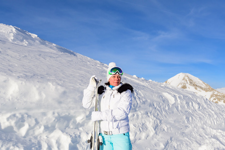 女人在高山滑雪