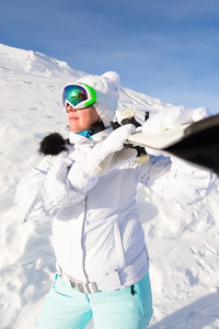 女人在高山滑雪