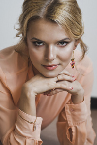 举起一只手这个女孩举起一只手撑下巴 5287照片