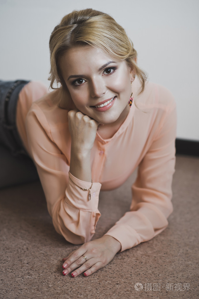 这个女孩举起一只手撑下巴 5284