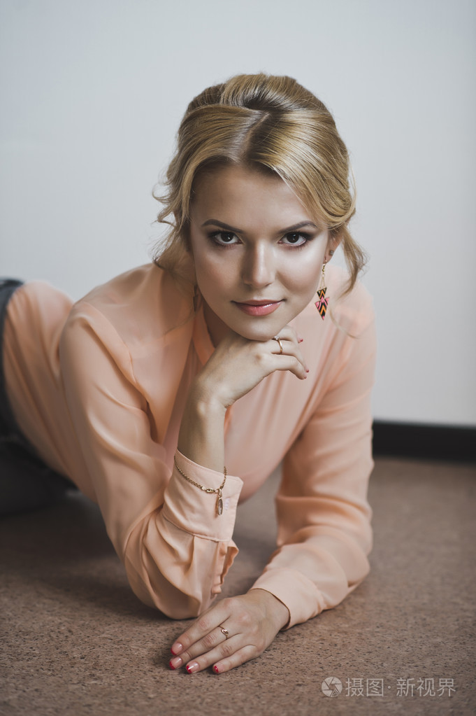 这个女孩举起一只手撑下巴5285