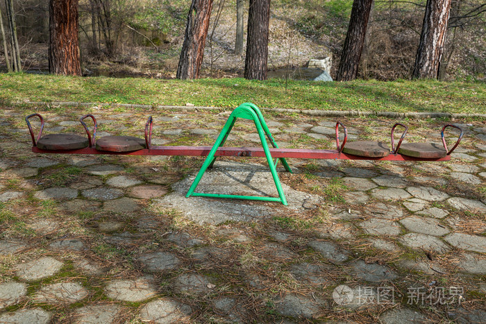 五颜六色的跷跷板在公园里