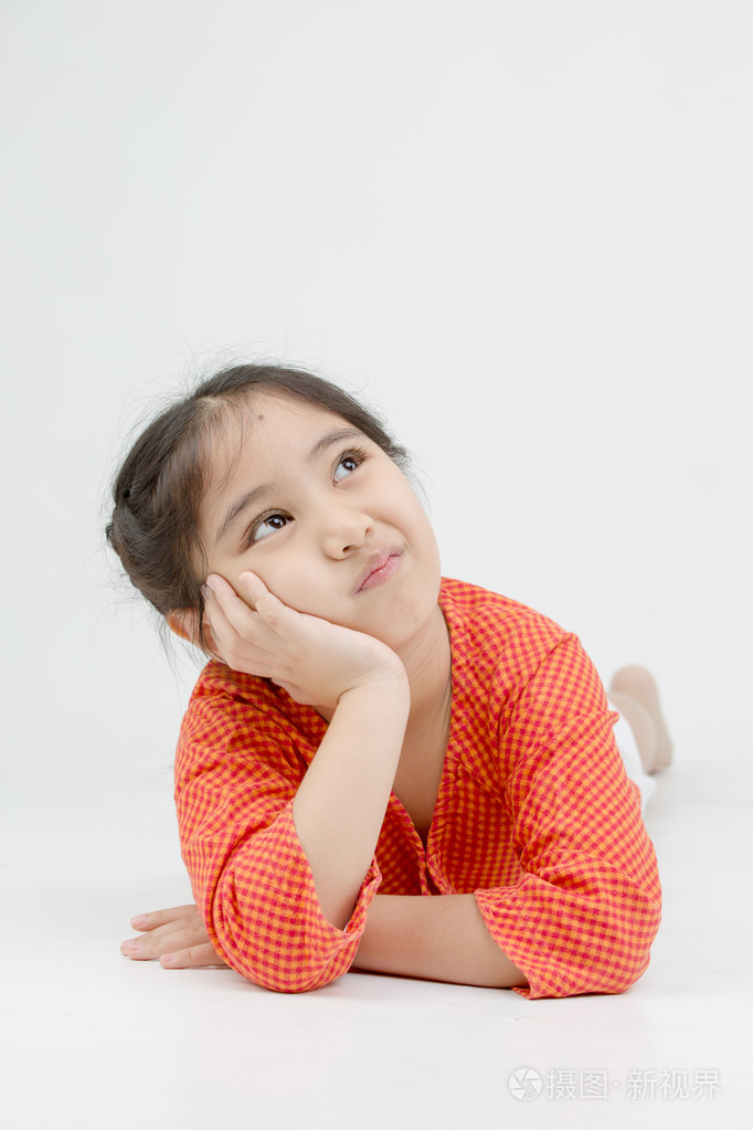 亚洲的小姑娘躺在孤立的思考照片-正版商用图片1m2irr-摄图新视界