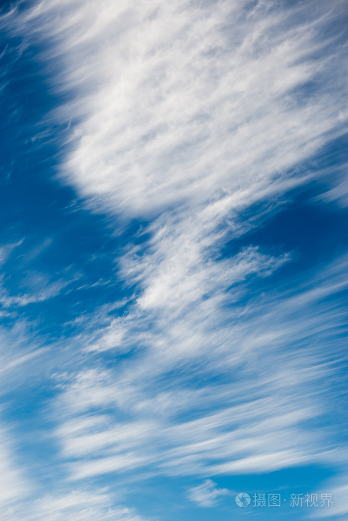 天空中的白色 spindrift 云