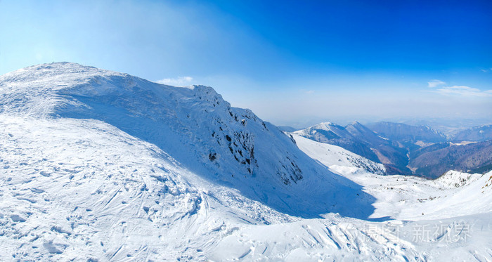 冬季冰雪覆盖的山峰在欧洲冬季运动的好地方