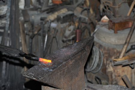 铁匠锻造炽热的金属锤