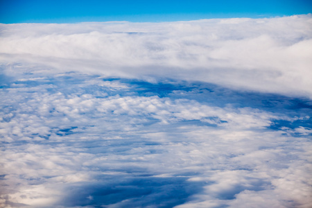 美丽 壮观的云层和查看从飞机上的天空。高分辨率和质量