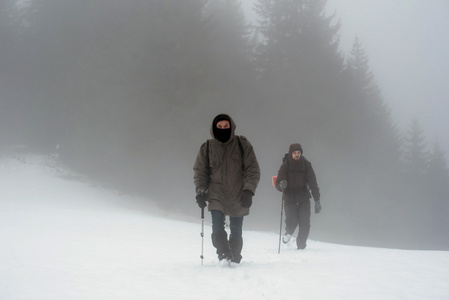 两个徒步旅行者在大雾山中徒步旅行