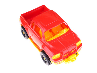 在白色背景上的红色的玩具车