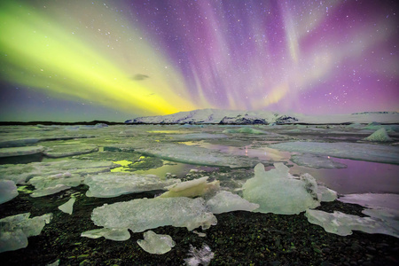 在冰川泻湖 Jokulsarlon 在冰岛极光