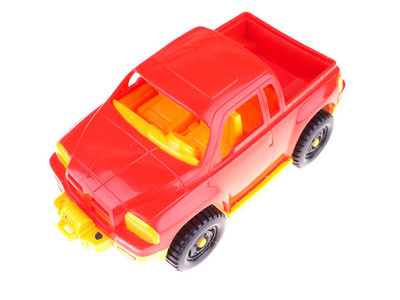在白色背景上的红色的玩具车