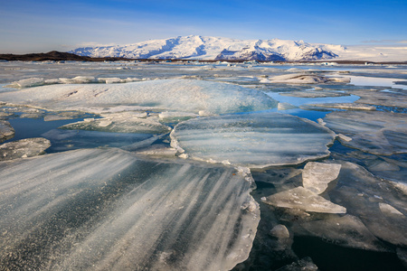 在 Jokulsarlon 冰川泻湖的冰山