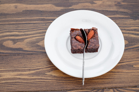 自制巧克力杏仁蛋糕分为用勺子