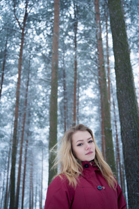 在森林里的女孩