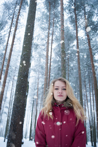 在森林里的女孩