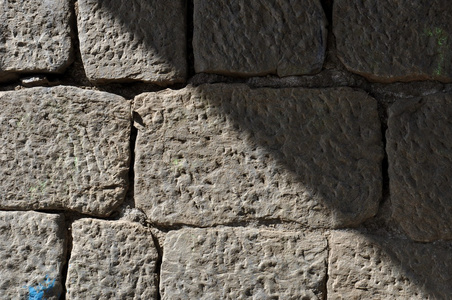 灰色的矩形石头墙指已提到的人方尖石塔在日落.